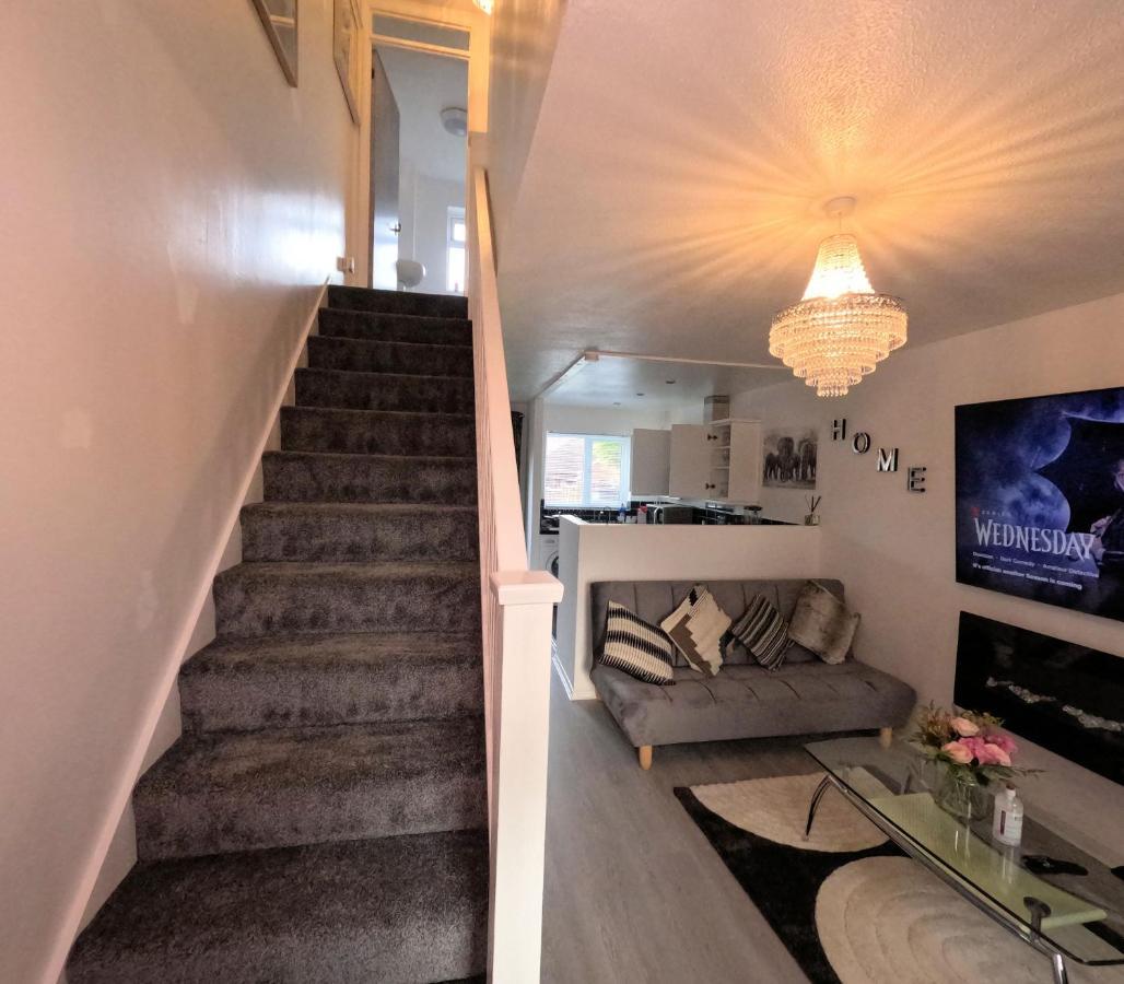 Milton Keynes Luxury Short Stay House With Wifi And Free Parking Wolverton  Dış mekan fotoğraf