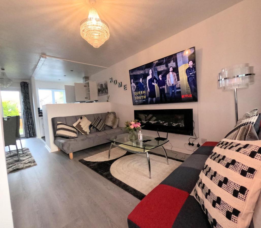 Milton Keynes Luxury Short Stay House With Wifi And Free Parking Wolverton  Dış mekan fotoğraf