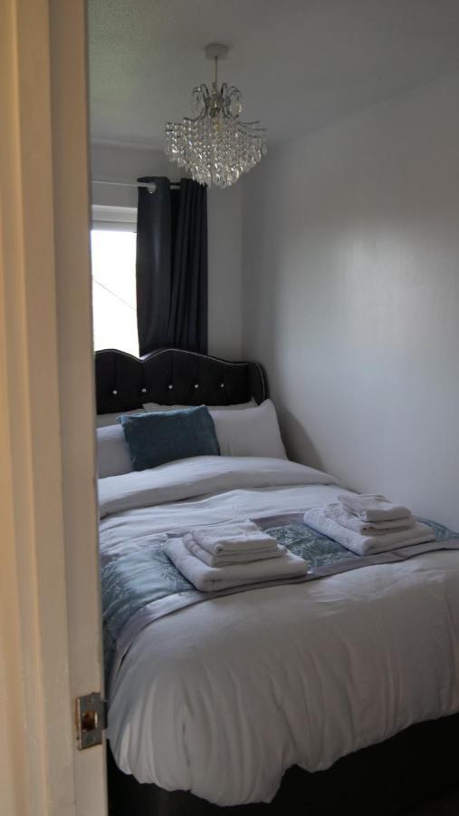 Milton Keynes Luxury Short Stay House With Wifi And Free Parking Wolverton  Dış mekan fotoğraf