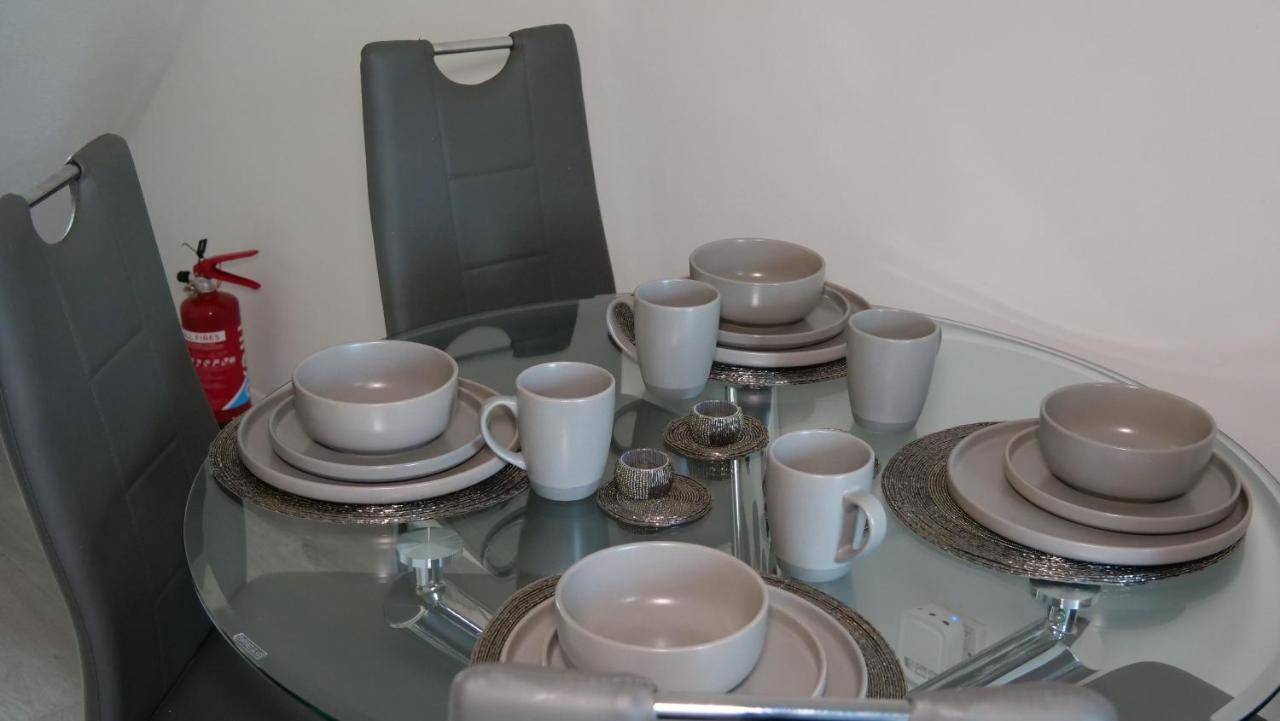 Milton Keynes Luxury Short Stay House With Wifi And Free Parking Wolverton  Dış mekan fotoğraf