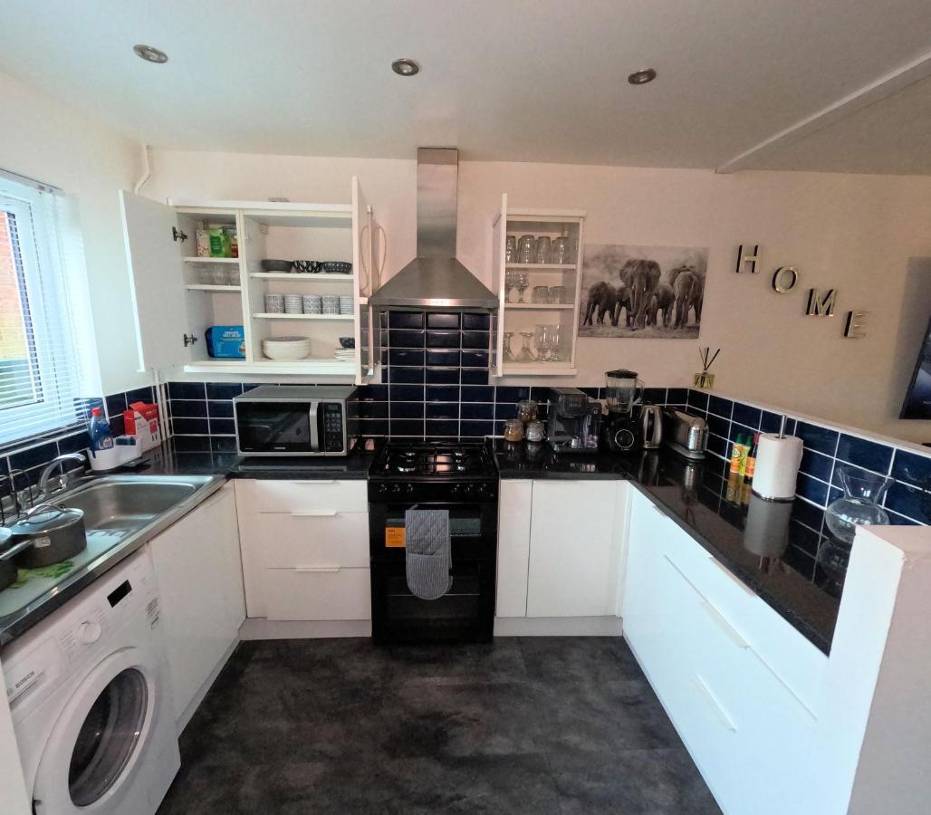 Milton Keynes Luxury Short Stay House With Wifi And Free Parking Wolverton  Dış mekan fotoğraf